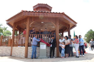 Prefeito, autoridades e familiares participaram do descerramento da placa do Coreto Valmir de Casto. Foto: Arquivo/O Regional
