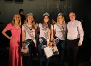 Rainha e princesas da Festa da Colonização acompanhadas do prefeito e primeira-dama. Foto: Assessoria de Imprensa/Prefeitura de Rio Negro