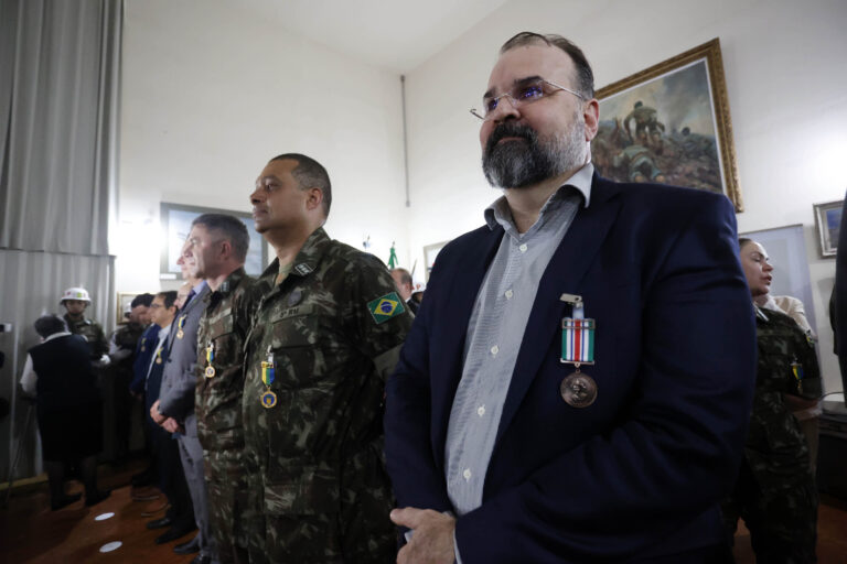 Secretário de Comunicação e cultura João Debiasi recebendo na Casa do Expedicionário a Condecoração medalha tenente Max Wolf Filho. Foto: Albari Rosa/AEN