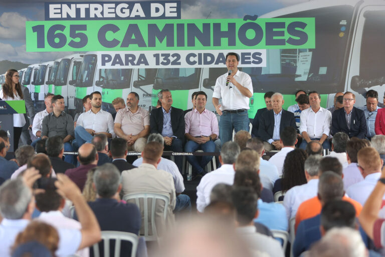 Governador Ratinho Junior fez entrega dos veículos a 132 municípios paranaenses e da região. Foto: Gilson Abreu/AEN
