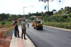 Prefeito e vice acompanharam o andamento das obras de pavimentação asfáltica. Foto: Assessoria de Imprensa/Prefeitura de Piên