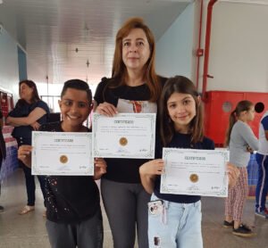 Professora e alunos comemoraram a seleção do projeto da escola. Foto: Divulgação