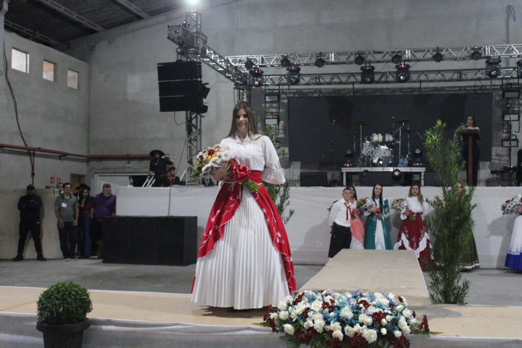 Sabrina Malchovski foi eleita a primeira princesa. Foto Arquivo O Regional