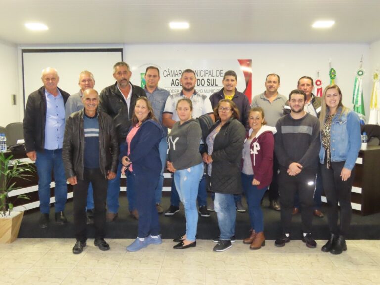 Vereadores e representantes da classe em reunião na câmara que tratou do projeto. Foto: Divulgação/Câmara de vereadores de Agudos do Sul