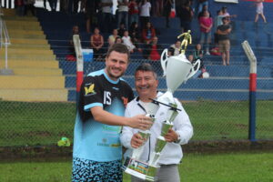 Zoa recebe troféu de terceiro lugar. Foto: O Regional