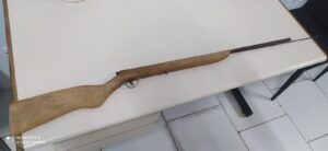 Arma foi entregue aos policiais na ocorrência. Foto: Divulgação/17ºBPM