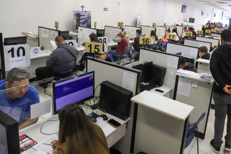 Empregos estão disponíveis nas Agências do Paraná. Foto: Geraldo Bubniak/AEN