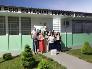 Momento de reencontro entre ex-alunos e professores foi celebrado no colégio Frederico. Foto: Divulgação