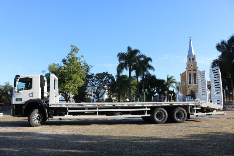 Novo caminhão foi apresentado pela administração municipal. Foto: Assessoria de Imprensa/Prefeitura de Mandirituba