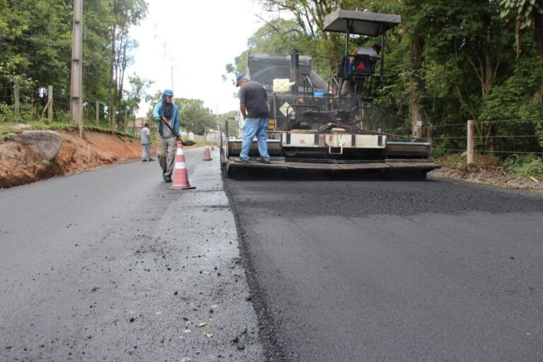 Pavimentação na estrada de Poço Frio. Foto: Assessoria/Prefeitura de Piên
