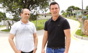 Prefeito e vice anunciaram novas obras de pavimentação do município. Foto: Reprodução/Prefeitura de Piên