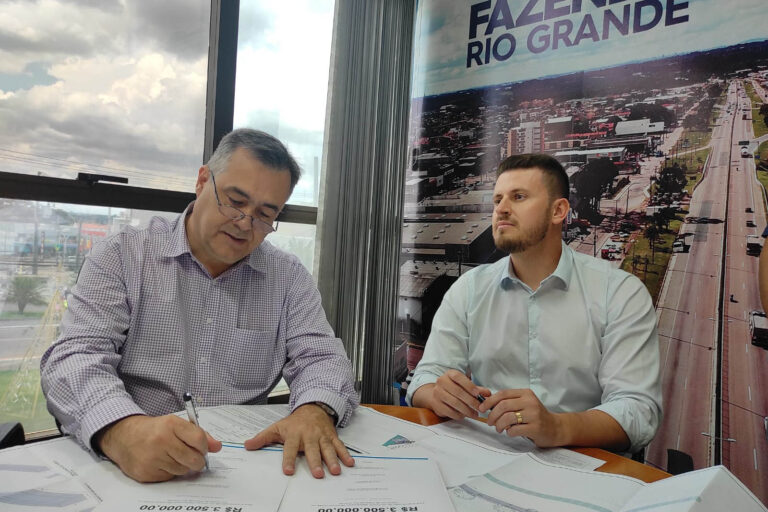 Secretário Beto Preto assinou a liberação dos recursos para a saúde, acompanhado pelo prefeito Marco Marcondes. Foto: Danilo Avanci/SESA