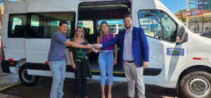 Van foi recebida por autoridades municipais em Agudos do Sul. Foto: Assessoria de Imprensa/Prefeitura de Agudos do Sul