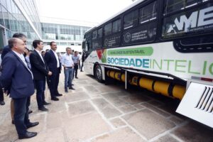 Autoridades estiveram na apresentação do veículo movido 100% a GNV. Foto: Albari Rosa/AEN