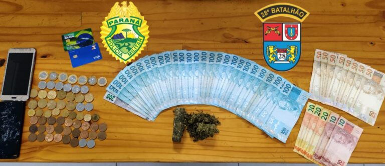 Drogas e dinheiro apreendidos pela PM durante a ocorrência que resultou na prisão de homem na Lapa. Foto: Divulgação/28ºBPM
