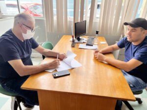 Prefeito fez a assinatura do termo de abertura de licitação para a pavimentação de ruas. Foto: Assessoria de Imprensa/Prefeitura de Mandirituba