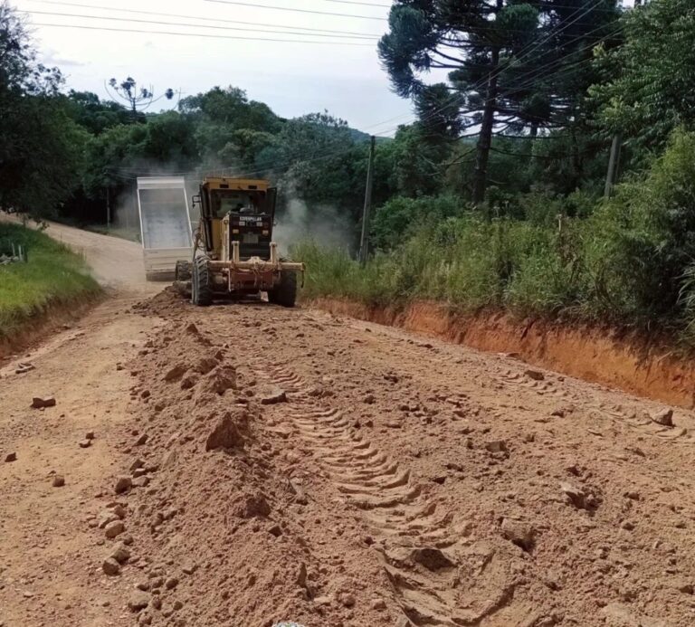 Rodoviário está executando trabalhos de manutenção das estradas rurais. Foto: Assessoria de Imprensa/Prefeitura de Quitandinha
