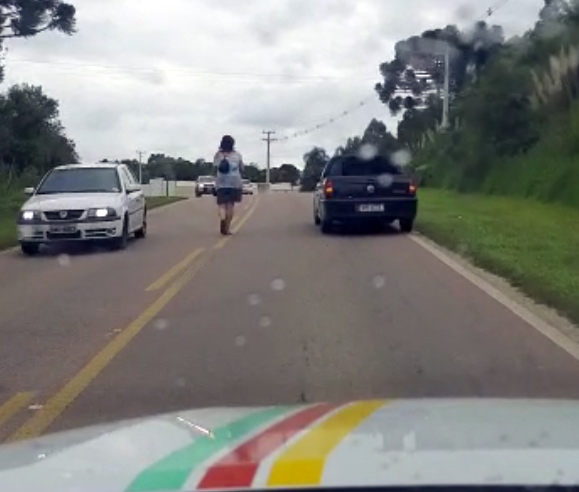 Vídeo flagrou a mulher andando na rodovia PR-419. Foto: Reprodução