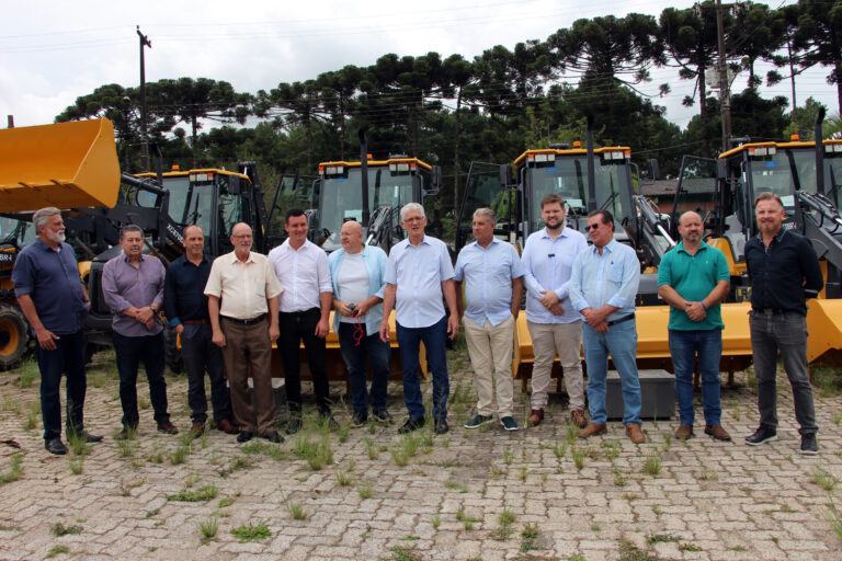 Autoridades acompanharam a entrega das máquinas. Foto: Assessoria de Imprensa/Prefeitura de Piên