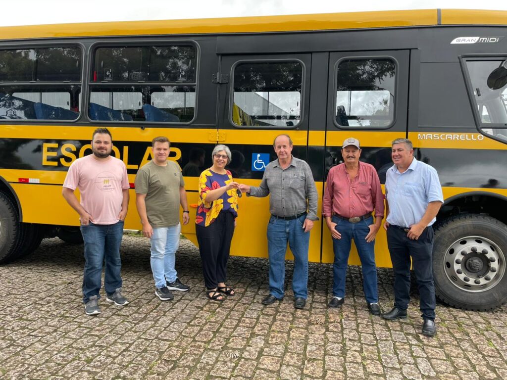 Autoridades acompanharam a entrega dos novos veículos. Foto: Assessoria de Imprensa/Prefeitura de Tijucas do Sul