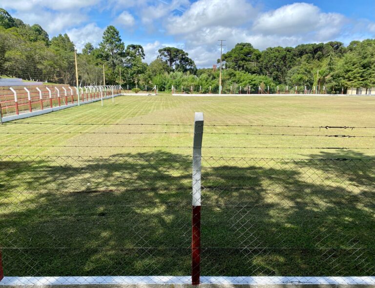 Campo está sendo preparado para receber os jogos do municipal de futebol. Foto: Departamento de Esportes de Agudos do Sul