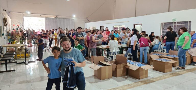 Entrega dos uniformes é acompanhada pelo prefeito Jesse Zoellner. Foto: Assessoria de Imprensa/Prefeitura de Agudos do Sul