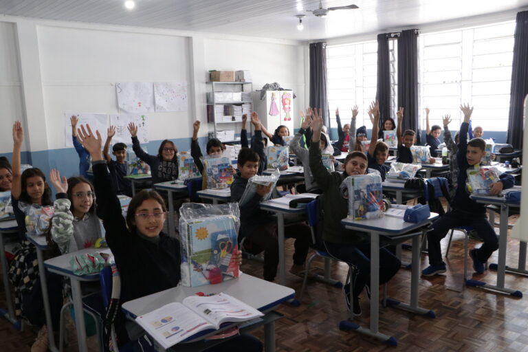 Estudantes da rede municipal foram contemplados com os materiais escolares. Foto: Assessoria de Imprensa/Prefeitura de Mandirituba