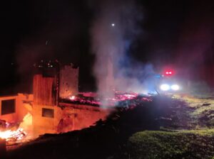 Incêndio ocorrido durante a madrugada. Foto: Divulgação/Corpo de Bombeiros