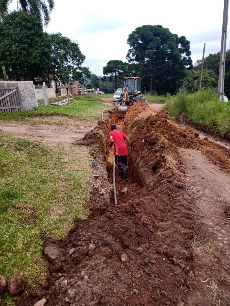 Obras para extensão da rede de água estão em andamento. Foto: Assessoria de Imprensa/Prefeitura de Agudos do Sul