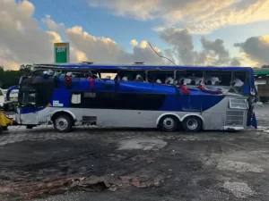 Ônibus tombou na rodovia. Foto: Polícia Rodoviária Federal