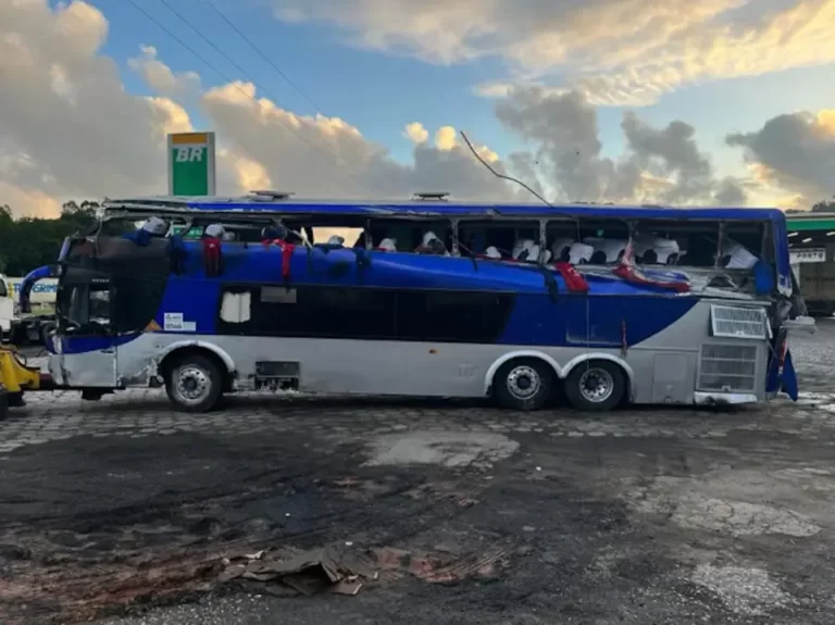 Ônibus tombou na rodovia. Foto: Polícia Rodoviária Federal