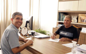 Prefeito Luis Antonio assinou a proposta referente ao programa. Foto: Assessoria de Imprensa/Prefeitura de Mandirituba