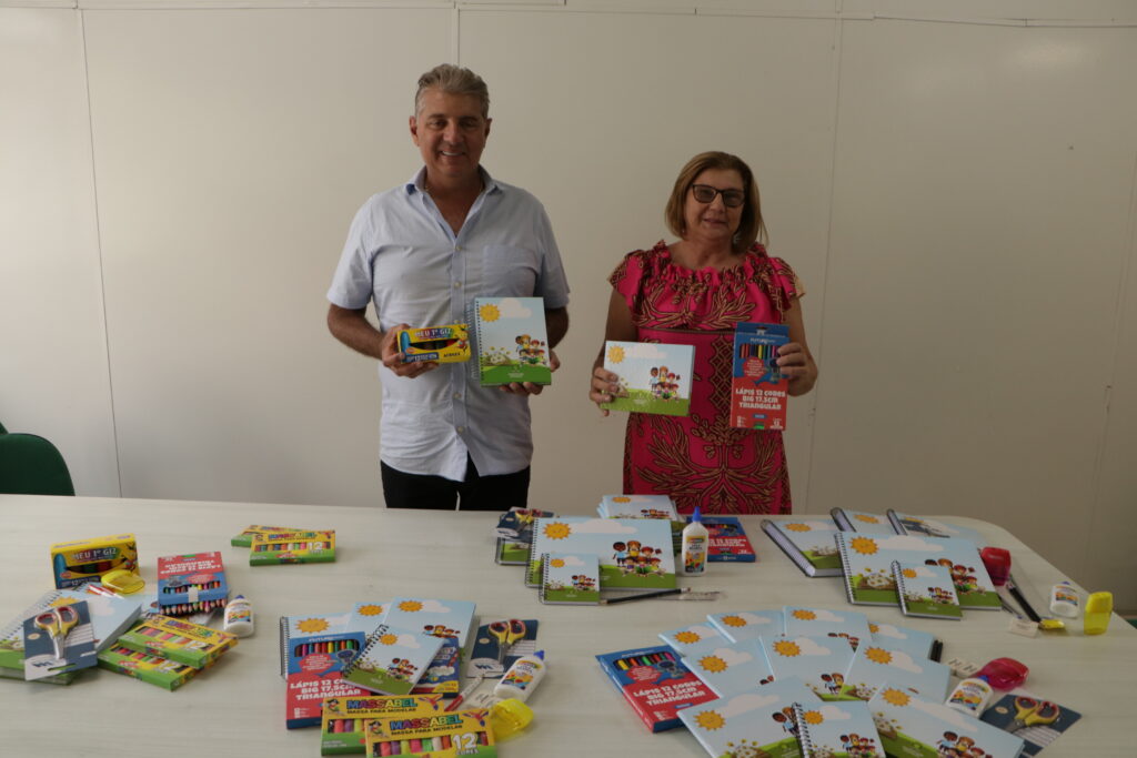 Prefeito e secretária destacaram a qualidade dos kits. Foto: Assessoria de Imprensa/Prefeitura de Mandirituba