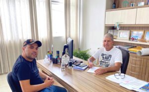 Prefeito e secretário assinaram o contrato para a obra de pavimentação. Foto: Assessoria de Imprensa/Prefeitura de Mandirituba