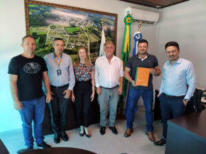 Representantes da cooperativa estiveram reunidos com o prefeito Weverton Vizentin. Foto: Assessoria de Imprensa/Prefeitura de Campo do Tenente