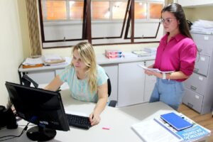 Setor de Tributação de Piên orienta sobre a emissão da nota fiscal. Foto: Assessoria de Imprensa/Prefeitura de Piên