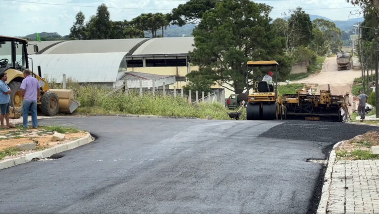 Trabalhos de pavimentação estão avançando em Tijucas do Sul. Foto: Assessoria de Imprensa/Prefeitura de Tijucas do Sul