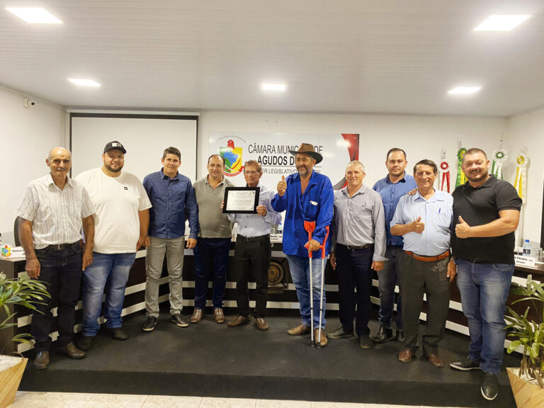 Vereadores de Agudos do Sul com o homenageado com o título na sessão de segunda-feira. Foto: Câmara de Agudos do Sul