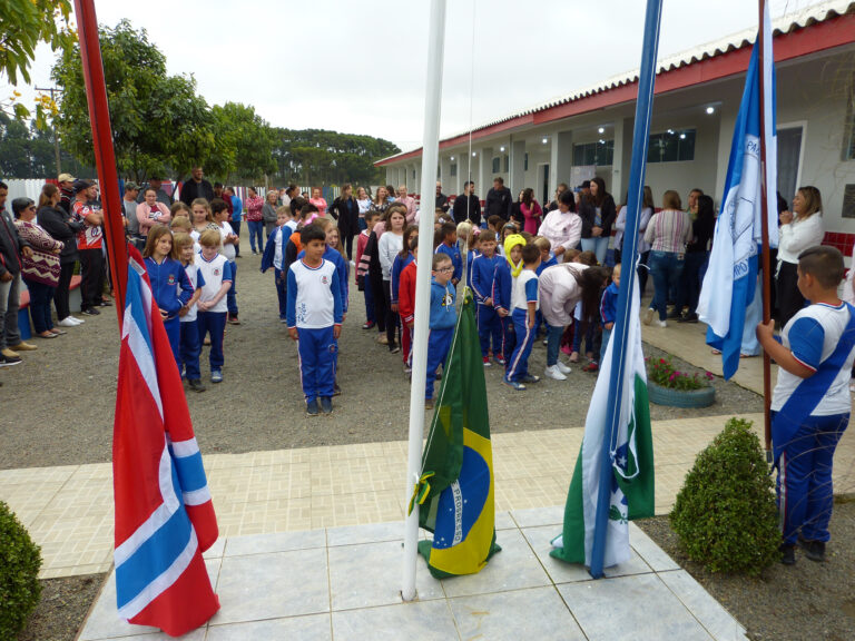 Comunidade escolar acompanhou a reinauguração da escola. Foto: Arquivo/O Regional