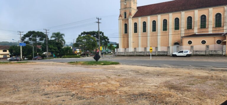 Documento sobre doação do terreno para obras da capela já foi aprovada. Foto: Assessoria de Imprensa/Prefeitura de Agudos do Sul