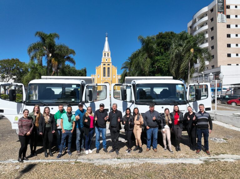 Dois novos caminhões serão utilizados pela prefeitura na prestação de serviços. Foto: Assessoria de Imprensa/Prefeitura de Mandirituba