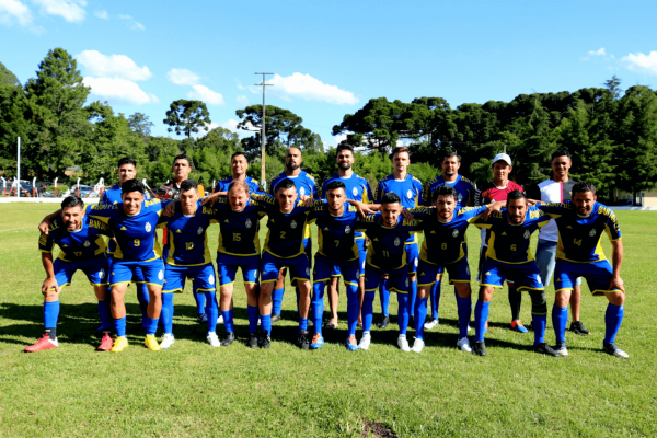 Equipe do Juventus entra em campo pelo municipal de Agudos. Foto: Divulgação