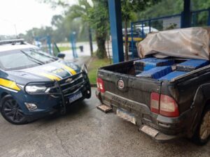 Maconha foi encontrada no compartimento de carga da caminhonete. Foto: Divulgação/PRF