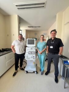 Médicos José Henrique, Julie Tavares e Paulo Frisso Jr com o novo equipamento de hemodiálise. Foto: Assessoria de Imprensa/Prefeitura da Lapa