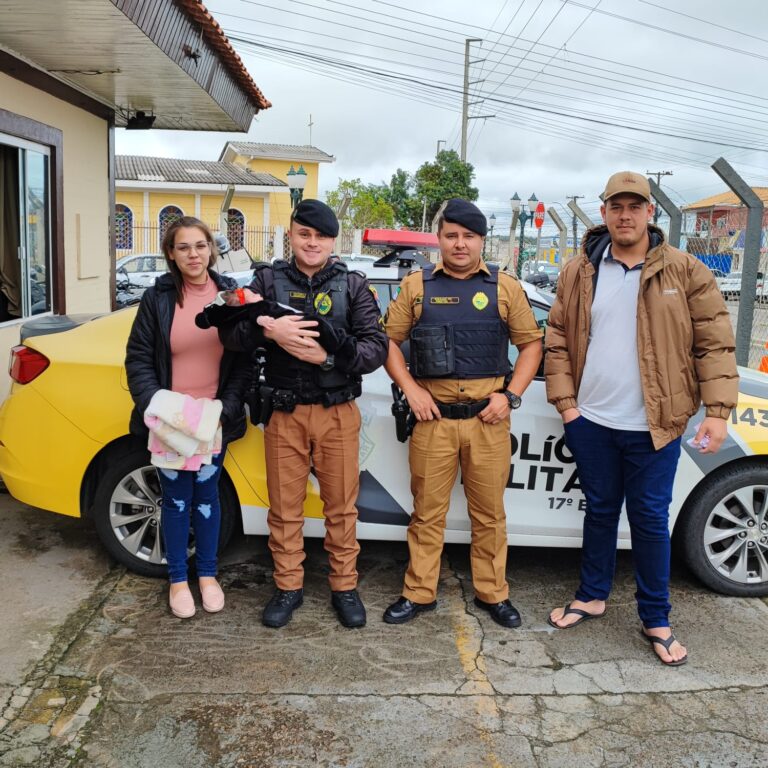 Policiais prestaram socorro a bebê que estava afogada. Foto: Divulgação 17º BPM