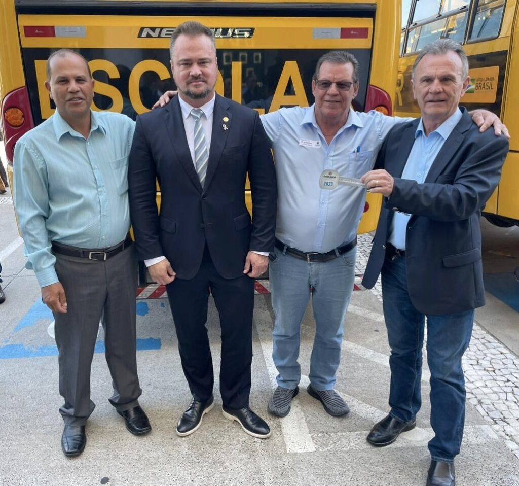 Prefeito Zé Quirera e deputados Toninho Wandescheer e Alisson Wandescheer na entregados ônibus. Foto: Assessoria de Imprensa/Prefeitura de Quitandinha