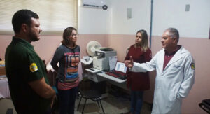 Prefeito, médico e equipe da Saúde na realização dos exames de doppler. Foto: Assessoria de Imprensa/Prefeitura de Campo do Tenente