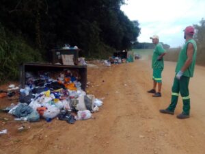 Prefeitura alerta para descarte correto dos resíduos para evitar acidente com coletores. Foto: Assessoria de Imprensa/Prefeitura de Contenda
