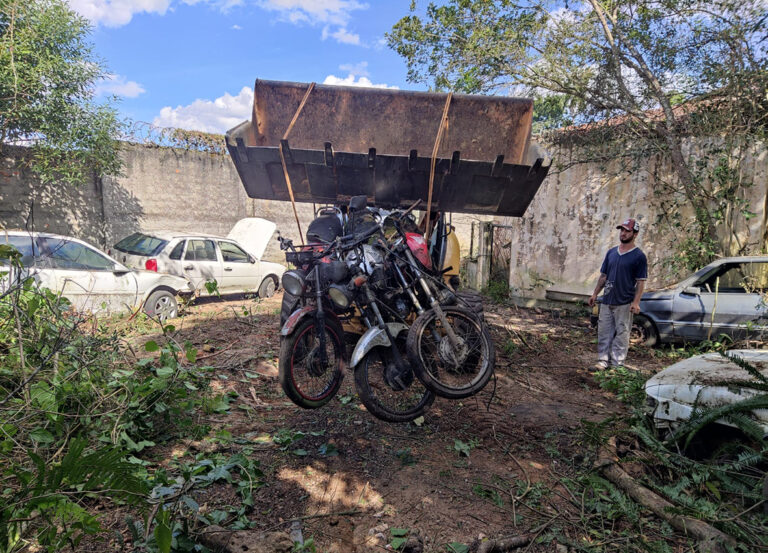 Trabalho de remoção de veículos e motos que estão no pátio da delegacia. Foto: Assessoria de Imprensa/Prefeitura de Contenda