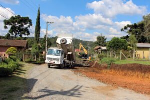 Trabalhos iniciais em Campina dos Crespins são executados na localidade. Foto: Assessoria de Imprensa/Prefeitura de Piên